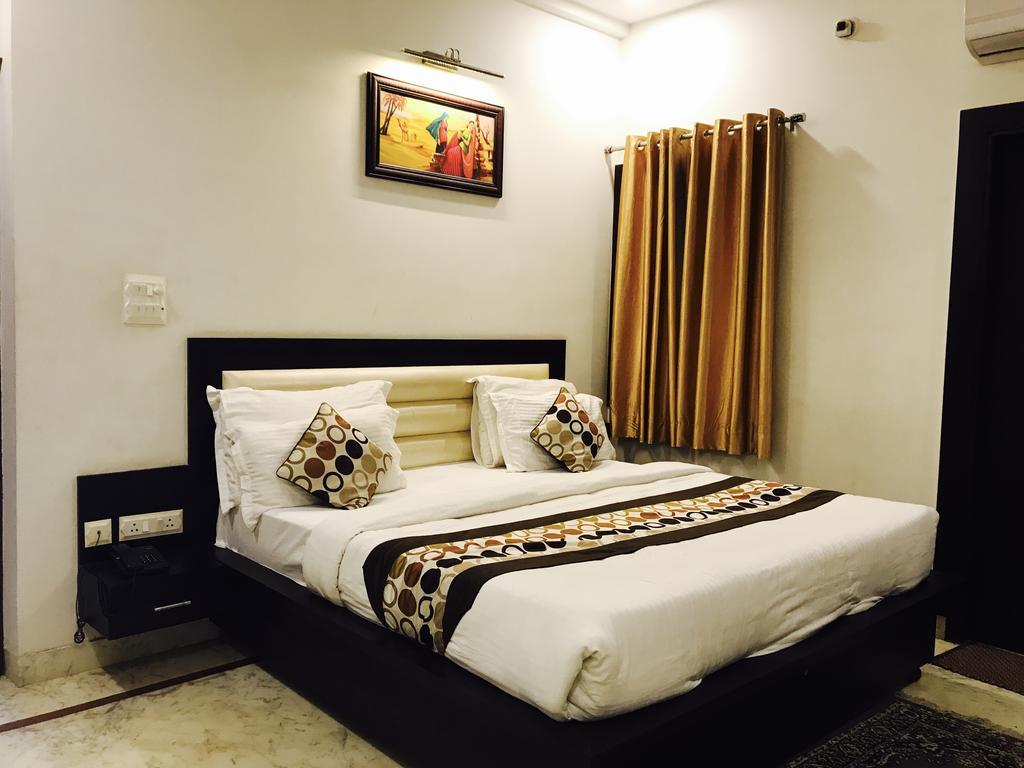 Отель Aaradhya Residency Агра Экстерьер фото