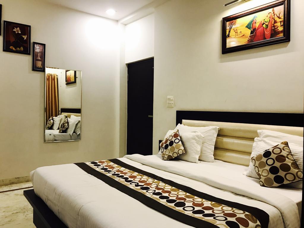 Отель Aaradhya Residency Агра Экстерьер фото