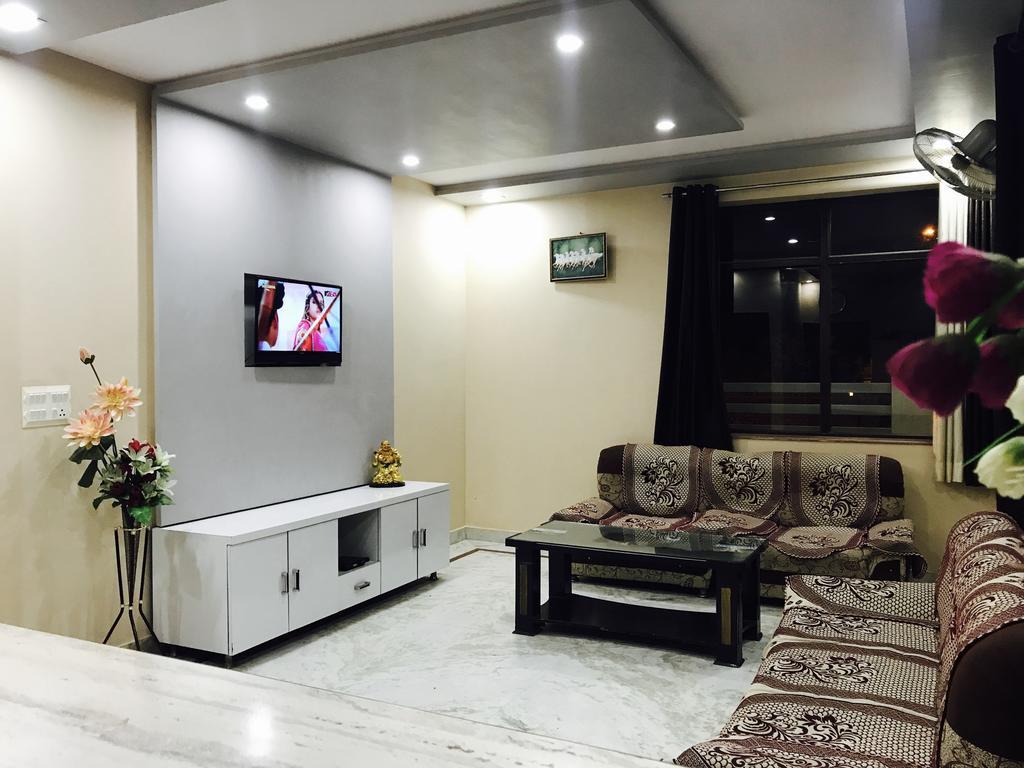 Отель Aaradhya Residency Агра Экстерьер фото