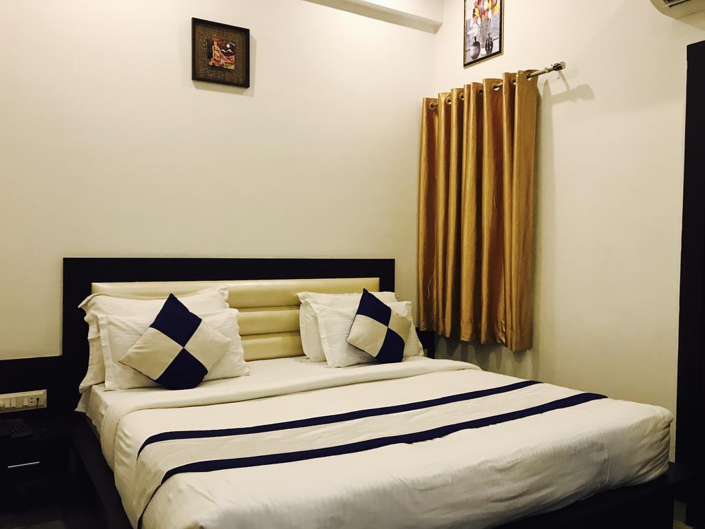 Отель Aaradhya Residency Агра Экстерьер фото