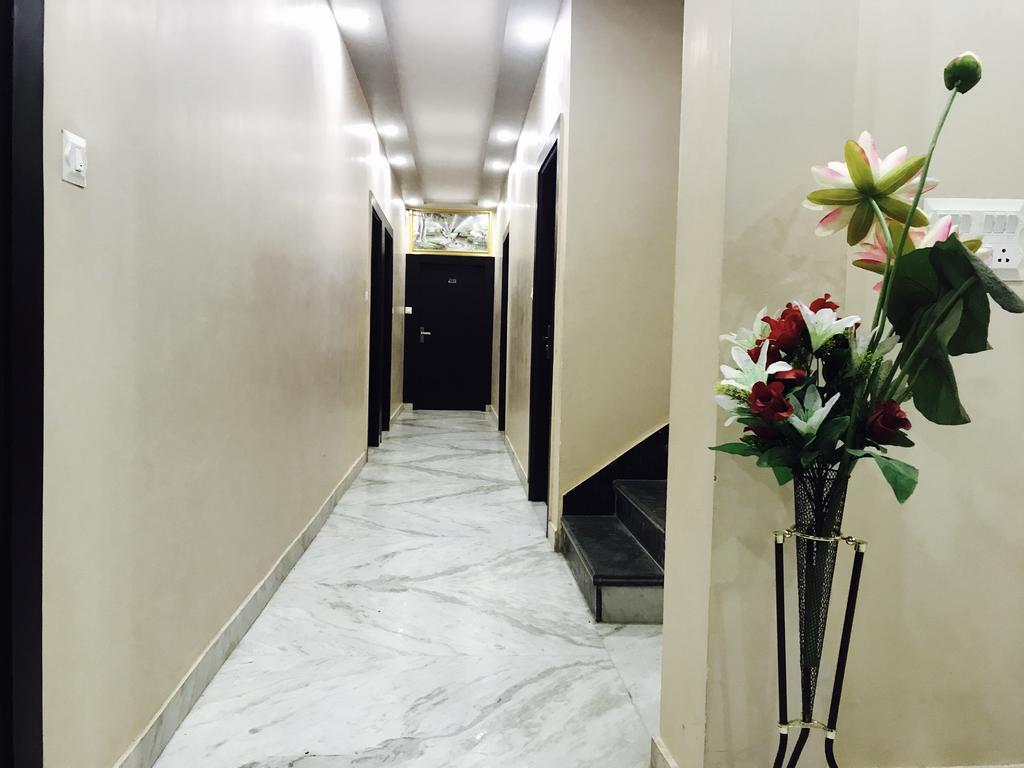 Отель Aaradhya Residency Агра Экстерьер фото