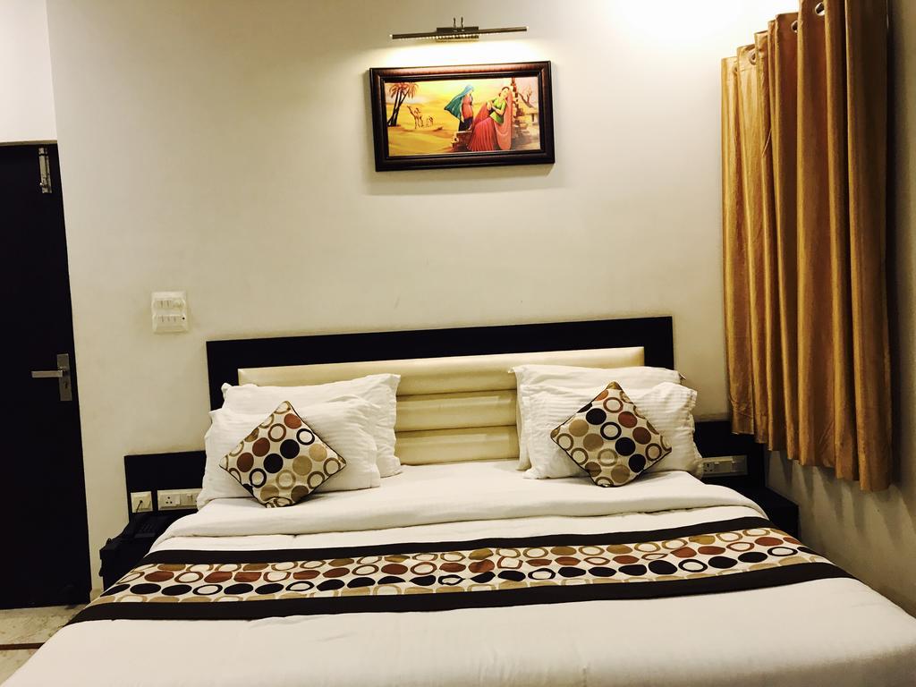 Отель Aaradhya Residency Агра Экстерьер фото