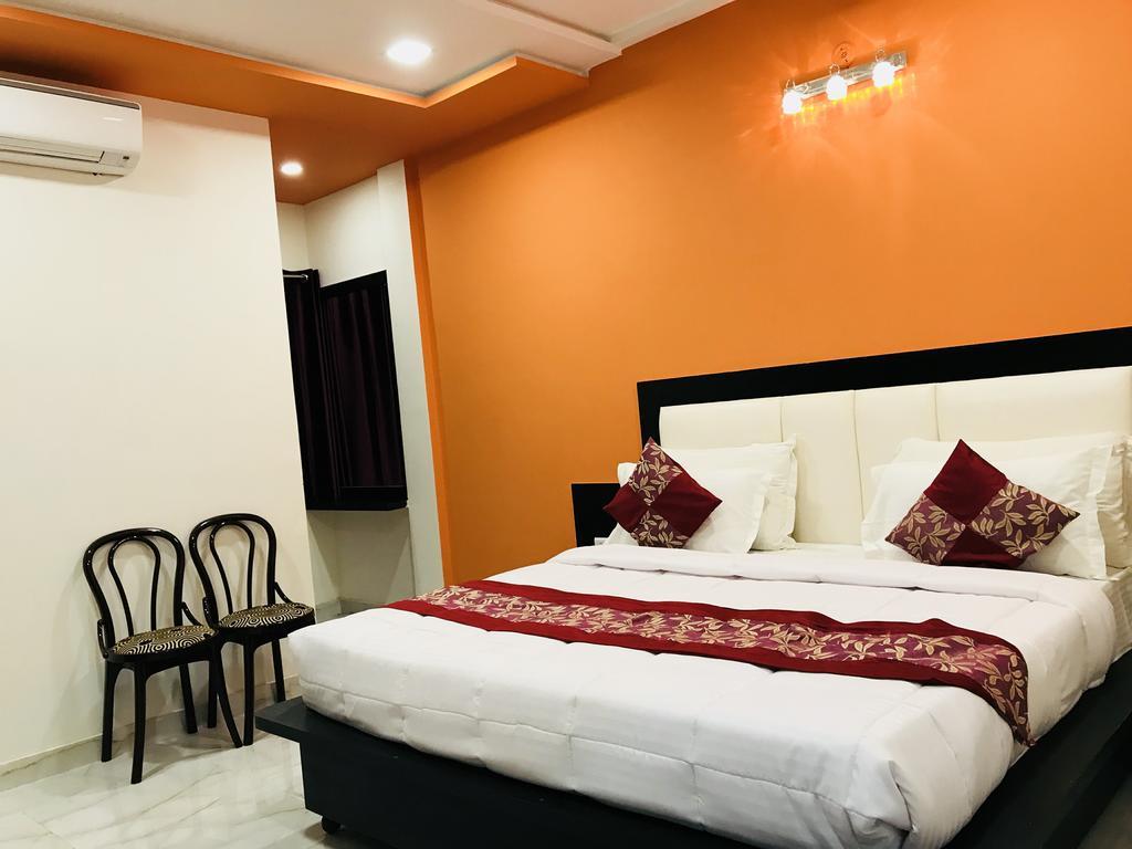 Отель Aaradhya Residency Агра Экстерьер фото