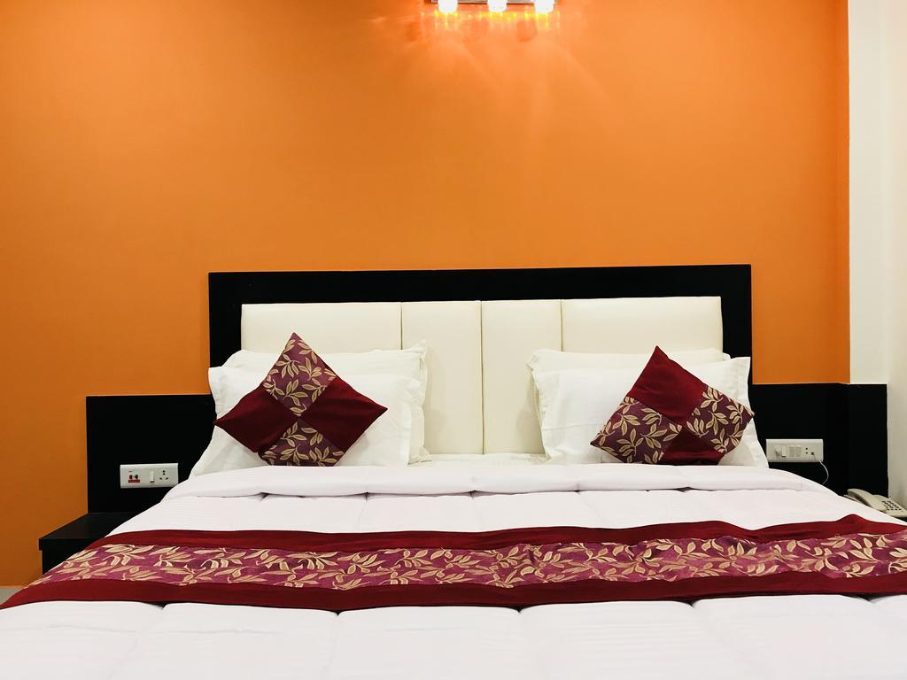 Отель Aaradhya Residency Агра Экстерьер фото