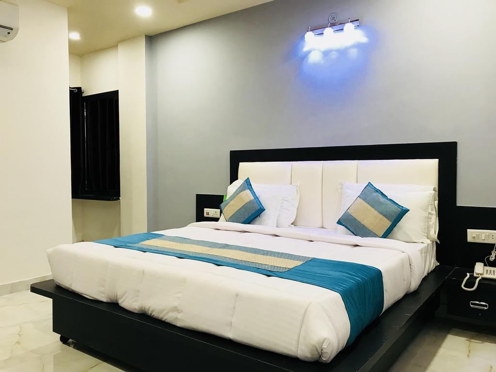 Отель Aaradhya Residency Агра Экстерьер фото