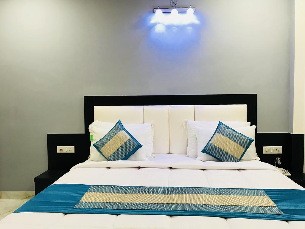 Отель Aaradhya Residency Агра Экстерьер фото