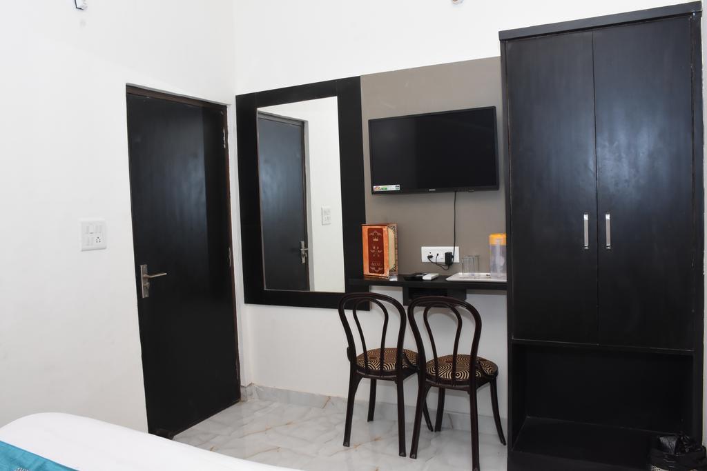 Отель Aaradhya Residency Агра Экстерьер фото