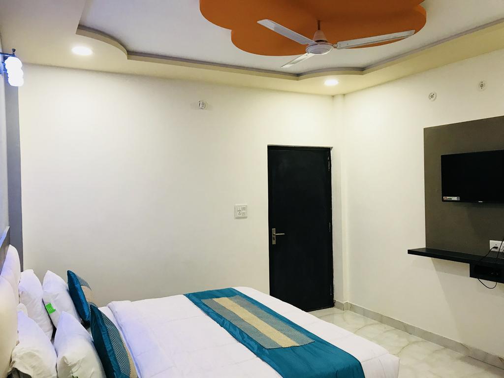 Отель Aaradhya Residency Агра Экстерьер фото