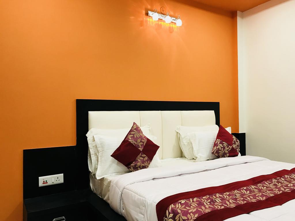 Отель Aaradhya Residency Агра Экстерьер фото