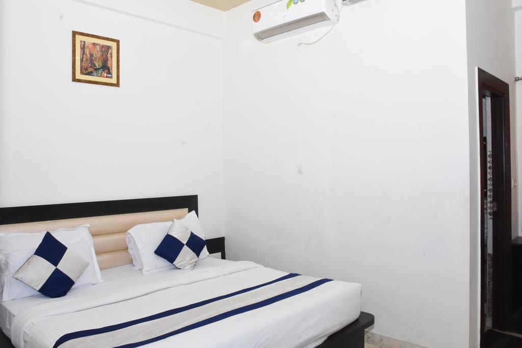 Отель Aaradhya Residency Агра Экстерьер фото
