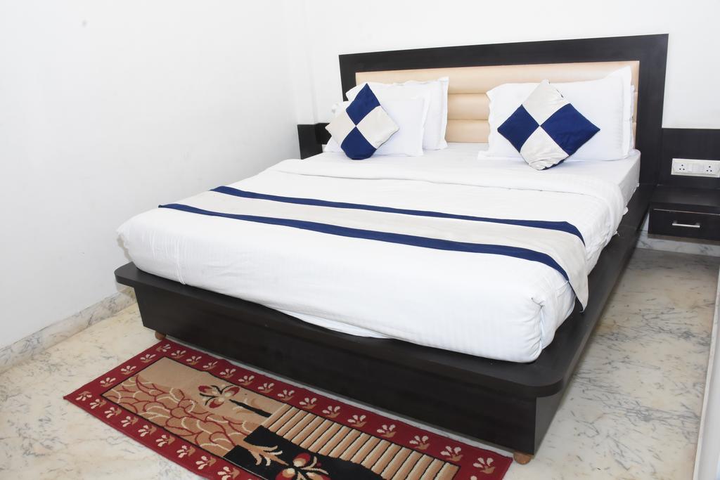 Отель Aaradhya Residency Агра Экстерьер фото