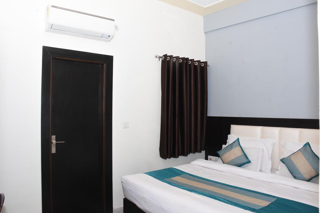 Отель Aaradhya Residency Агра Экстерьер фото