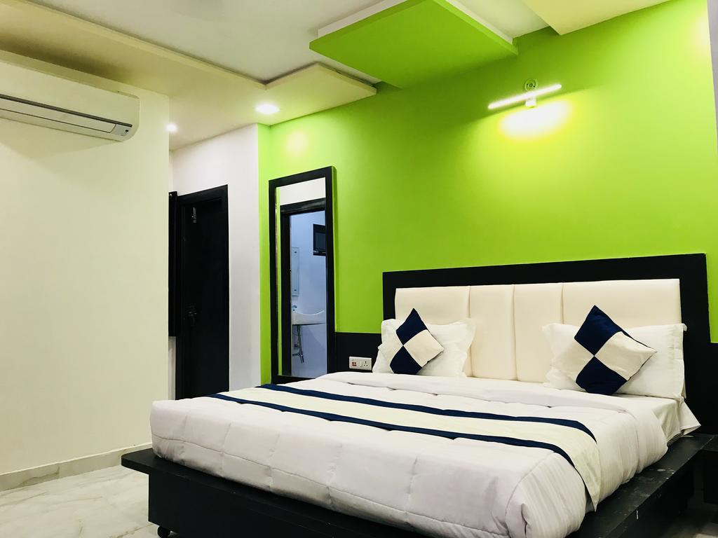 Отель Aaradhya Residency Агра Экстерьер фото