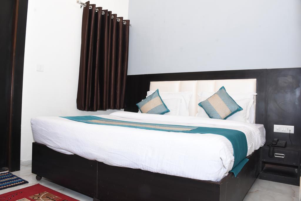 Отель Aaradhya Residency Агра Экстерьер фото
