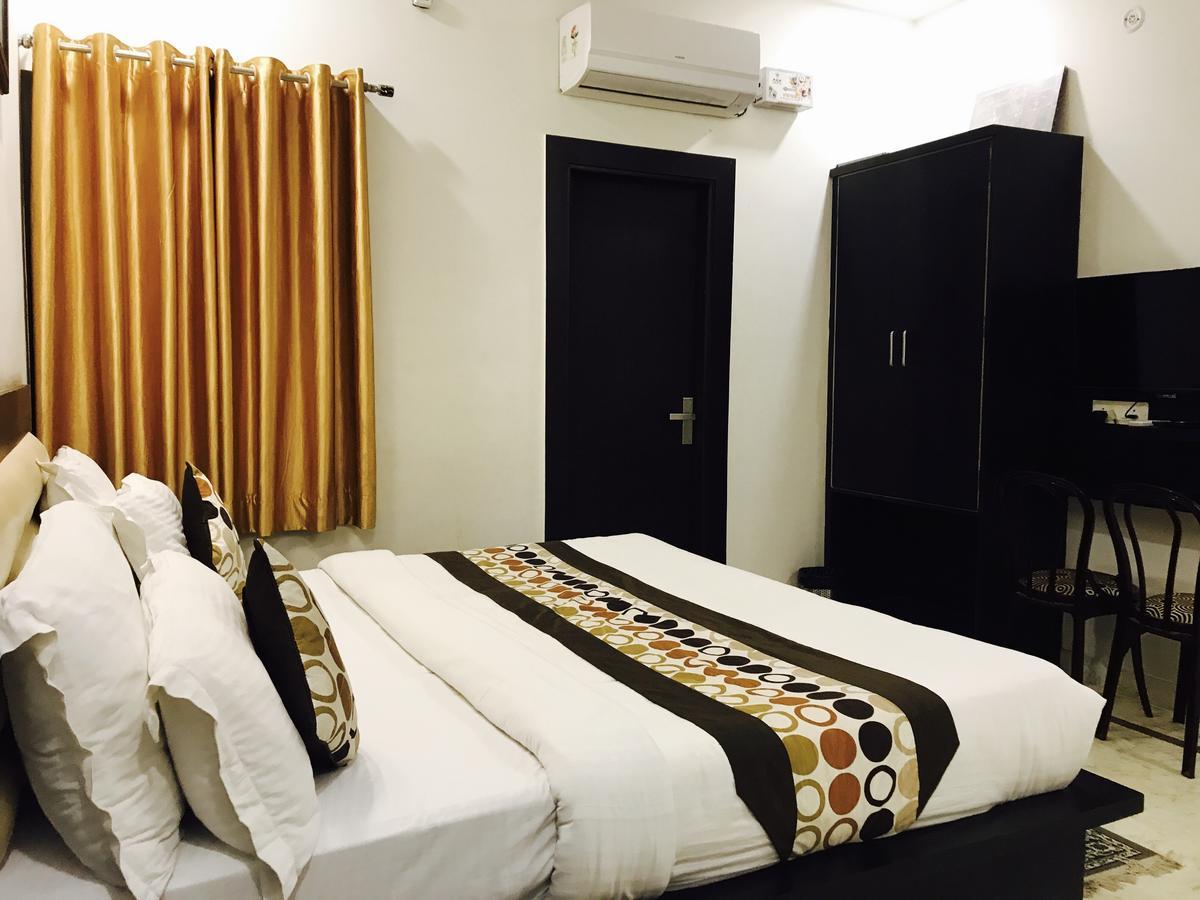 Отель Aaradhya Residency Агра Экстерьер фото