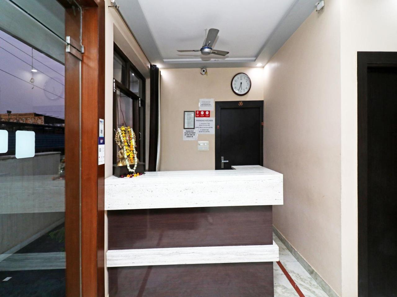Отель Aaradhya Residency Агра Экстерьер фото