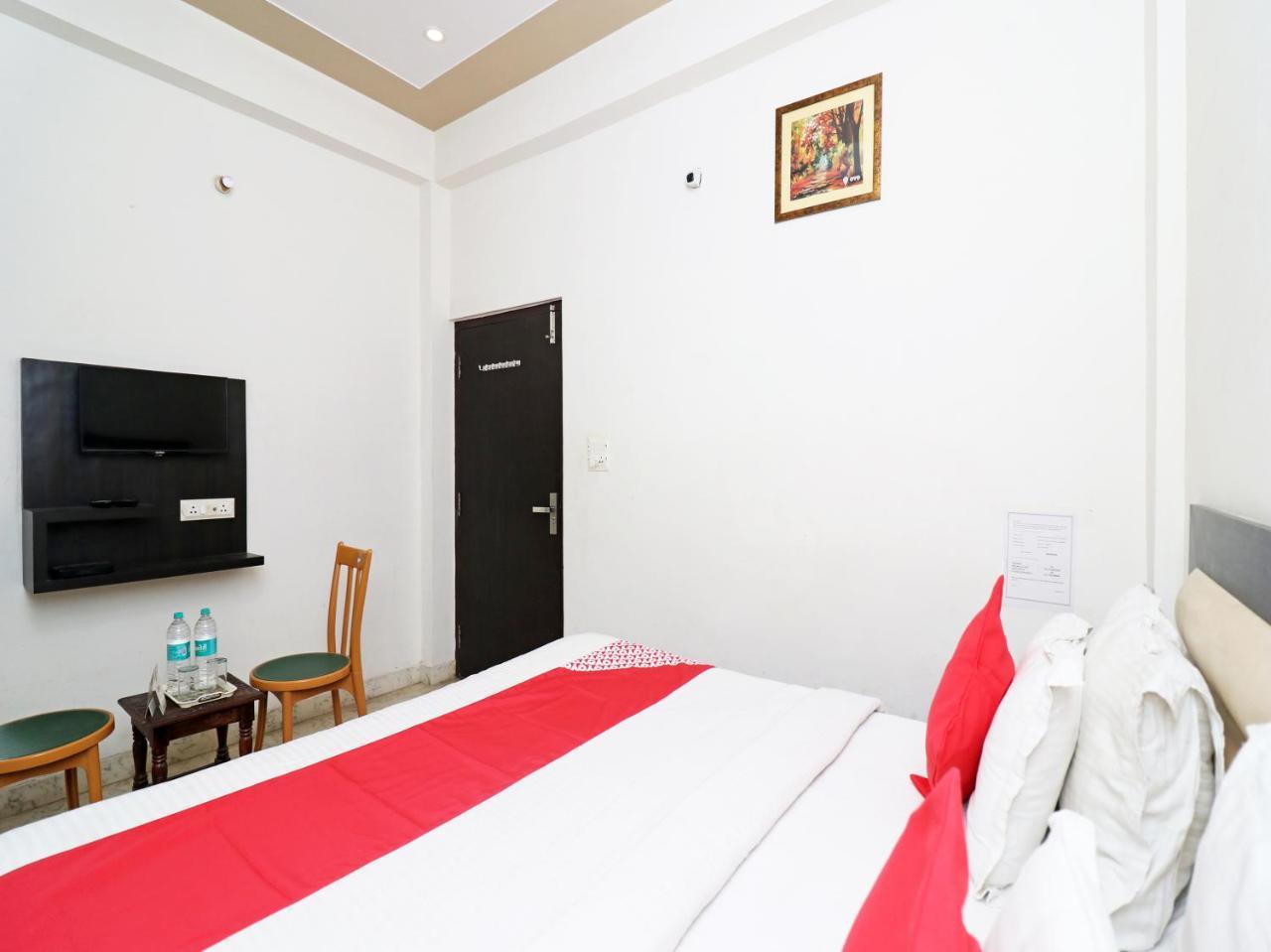 Отель Aaradhya Residency Агра Экстерьер фото