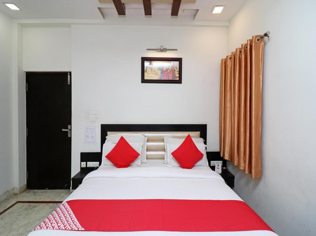 Отель Aaradhya Residency Агра Экстерьер фото