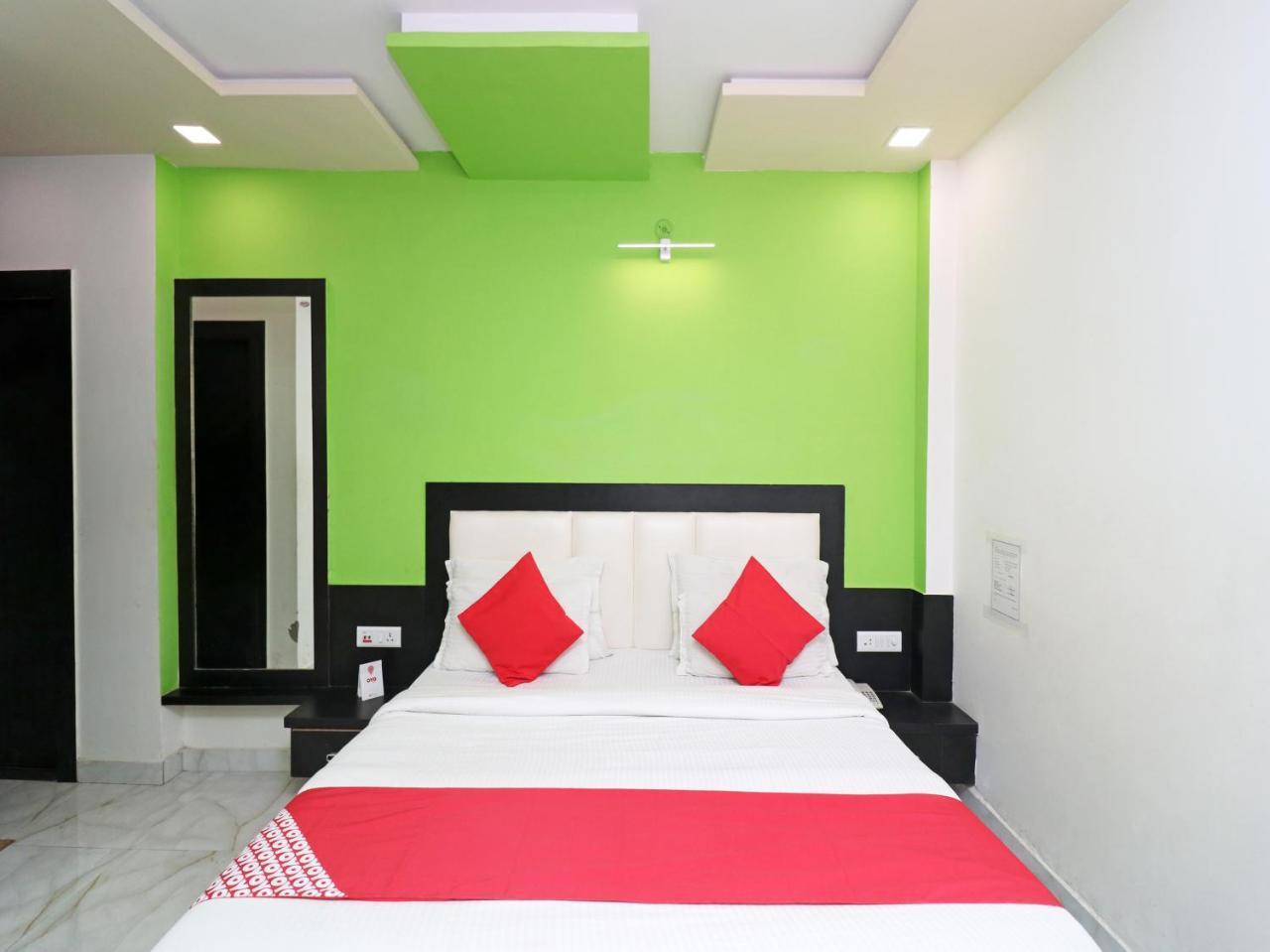 Отель Aaradhya Residency Агра Экстерьер фото