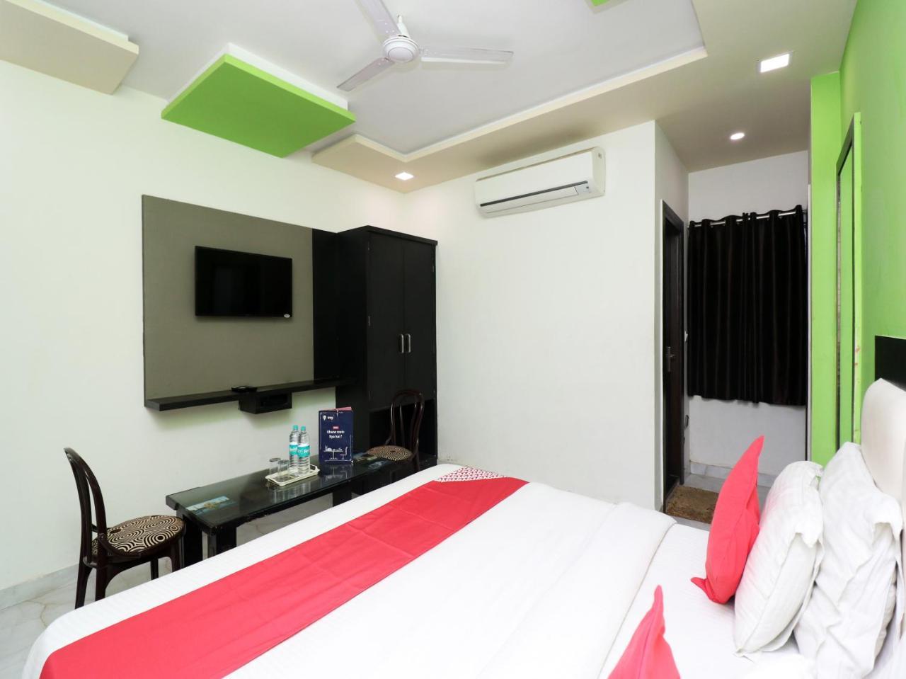 Отель Aaradhya Residency Агра Экстерьер фото