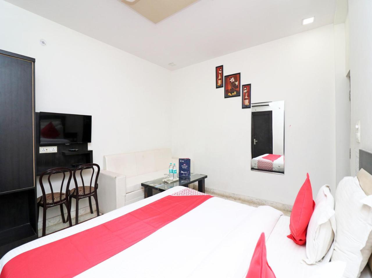 Отель Aaradhya Residency Агра Экстерьер фото