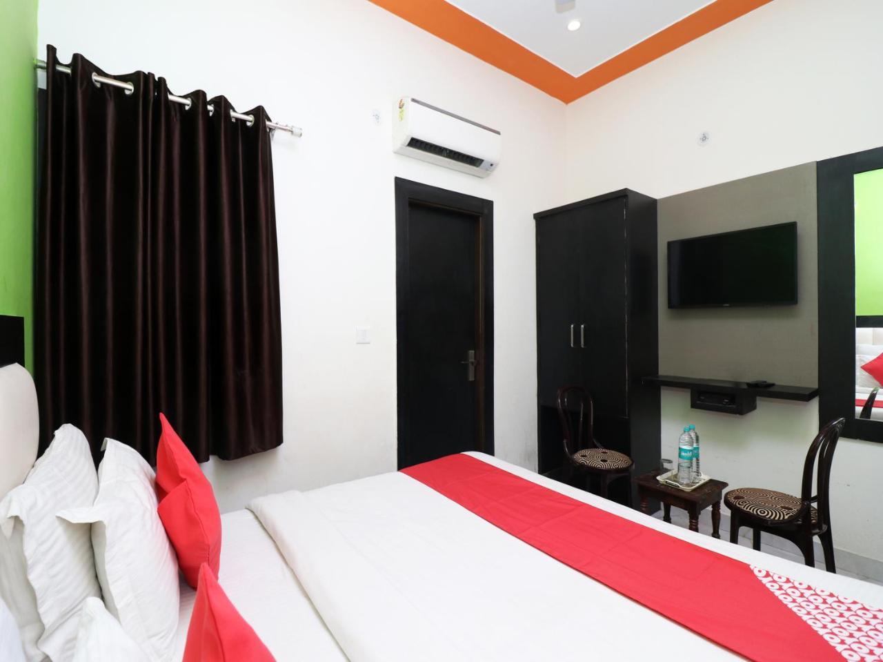Отель Aaradhya Residency Агра Экстерьер фото