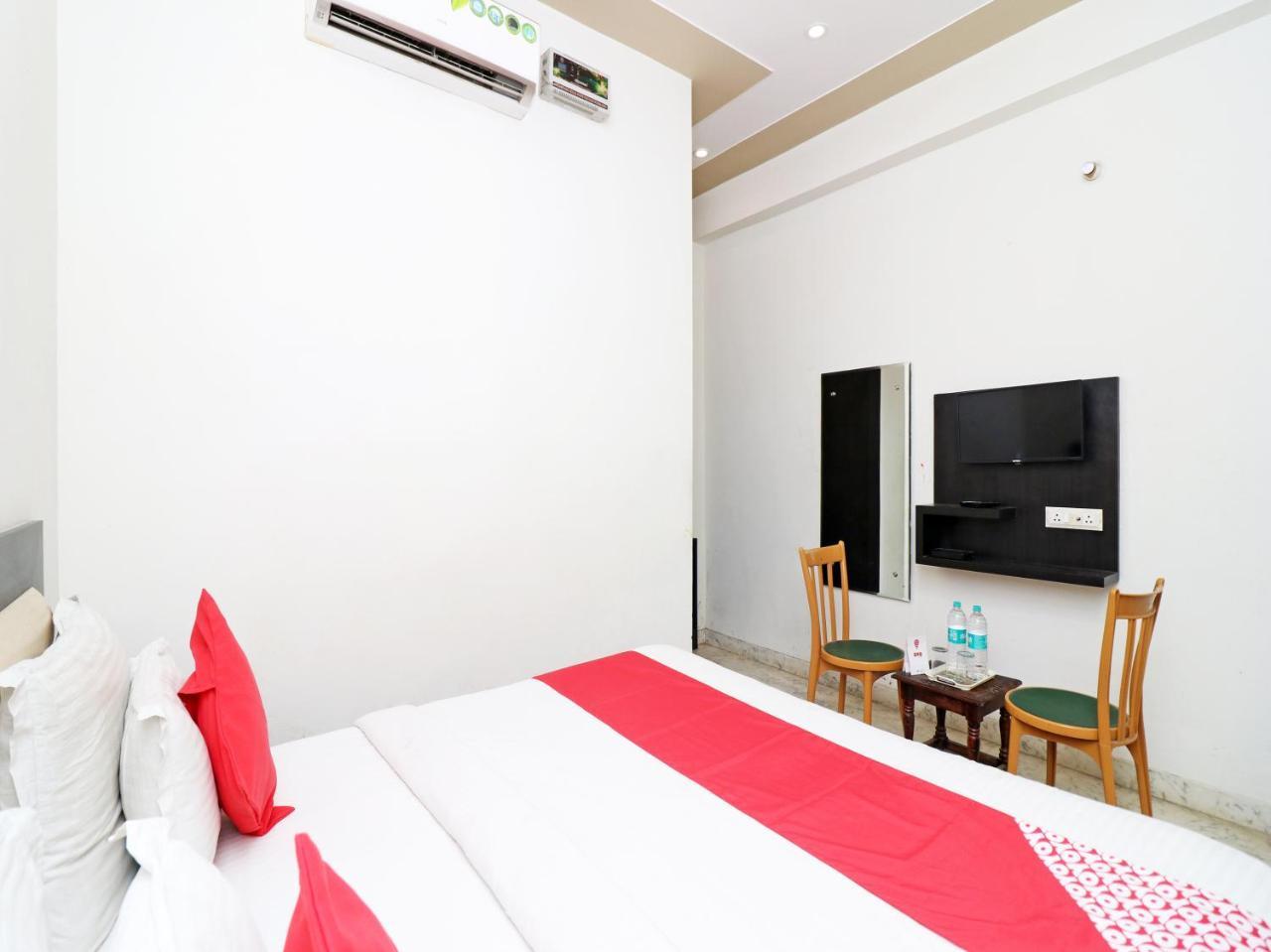 Отель Aaradhya Residency Агра Экстерьер фото