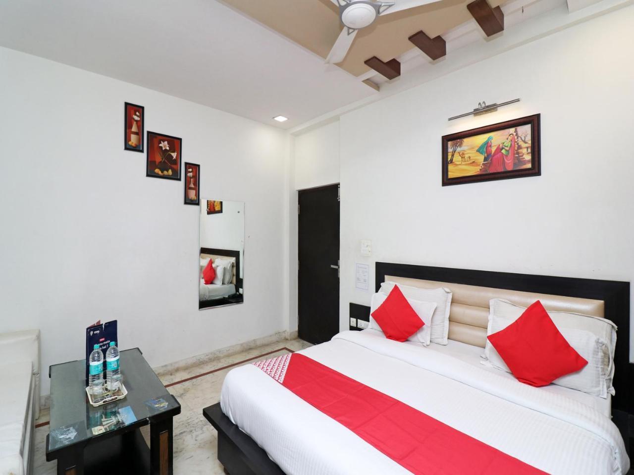 Отель Aaradhya Residency Агра Экстерьер фото