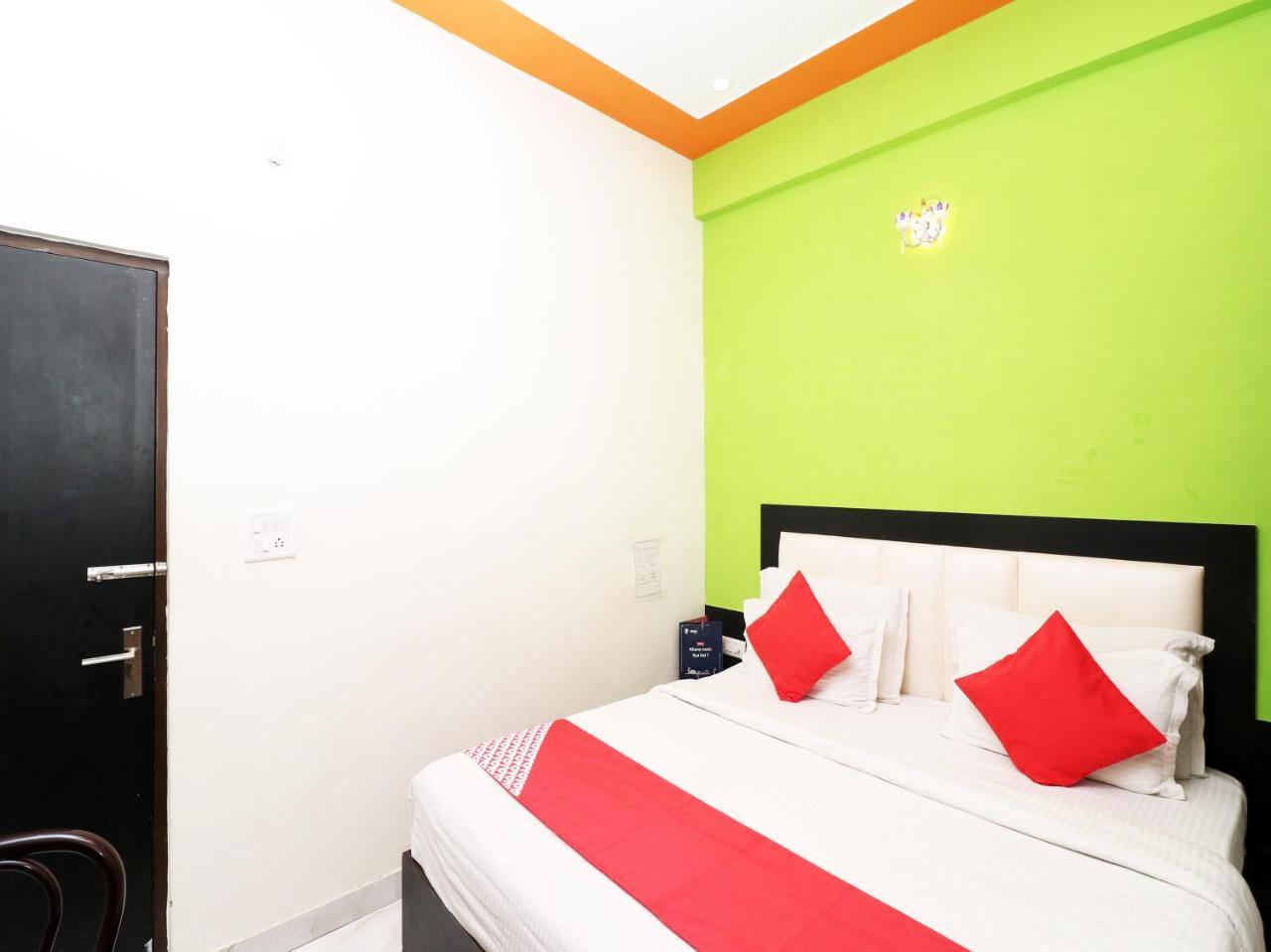 Отель Aaradhya Residency Агра Экстерьер фото