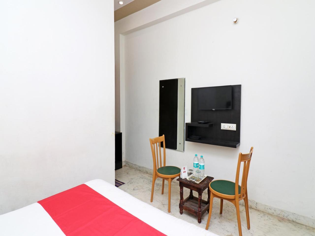 Отель Aaradhya Residency Агра Экстерьер фото