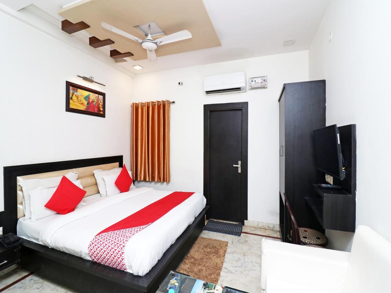 Отель Aaradhya Residency Агра Экстерьер фото