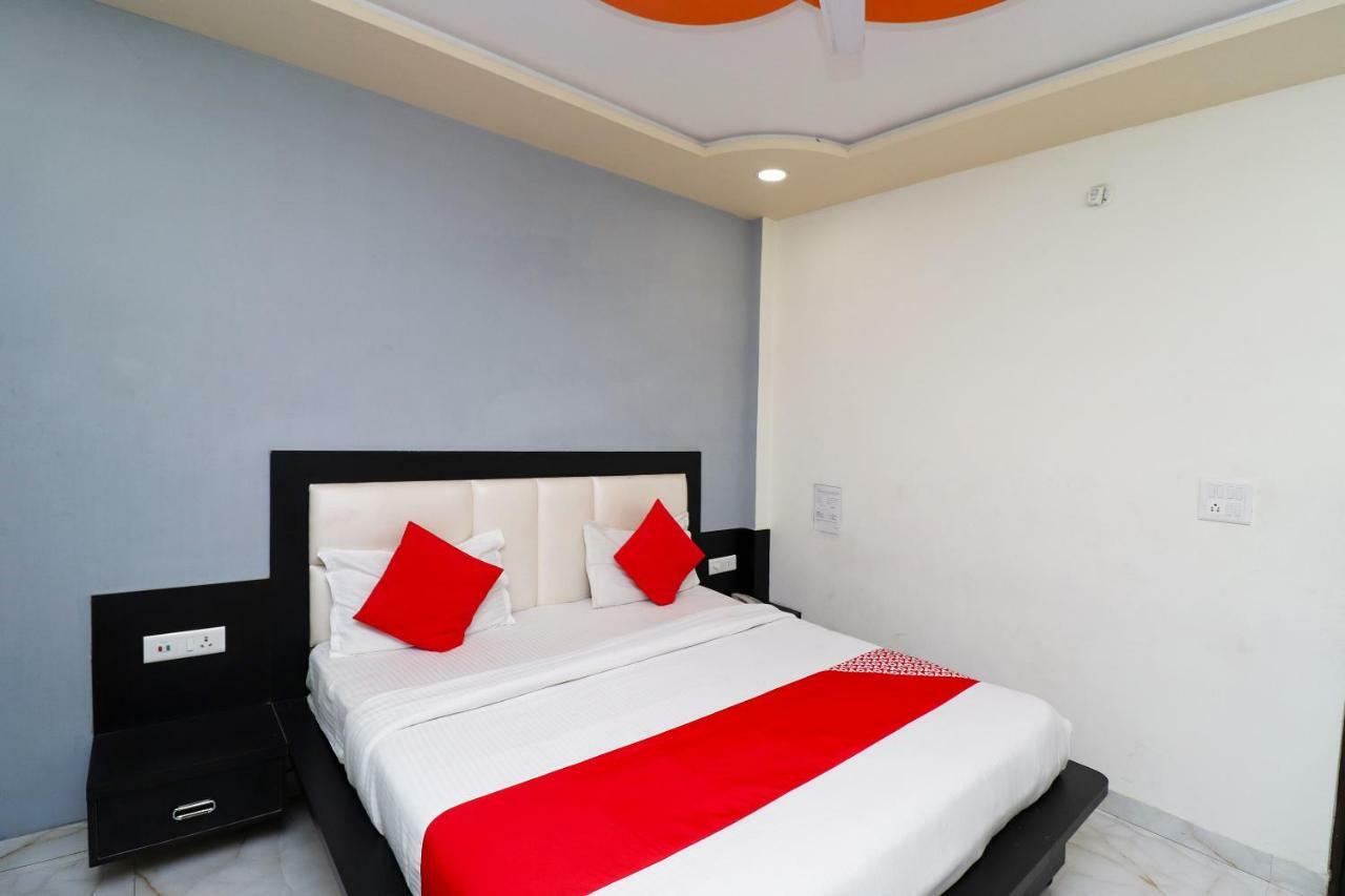 Отель Aaradhya Residency Агра Экстерьер фото
