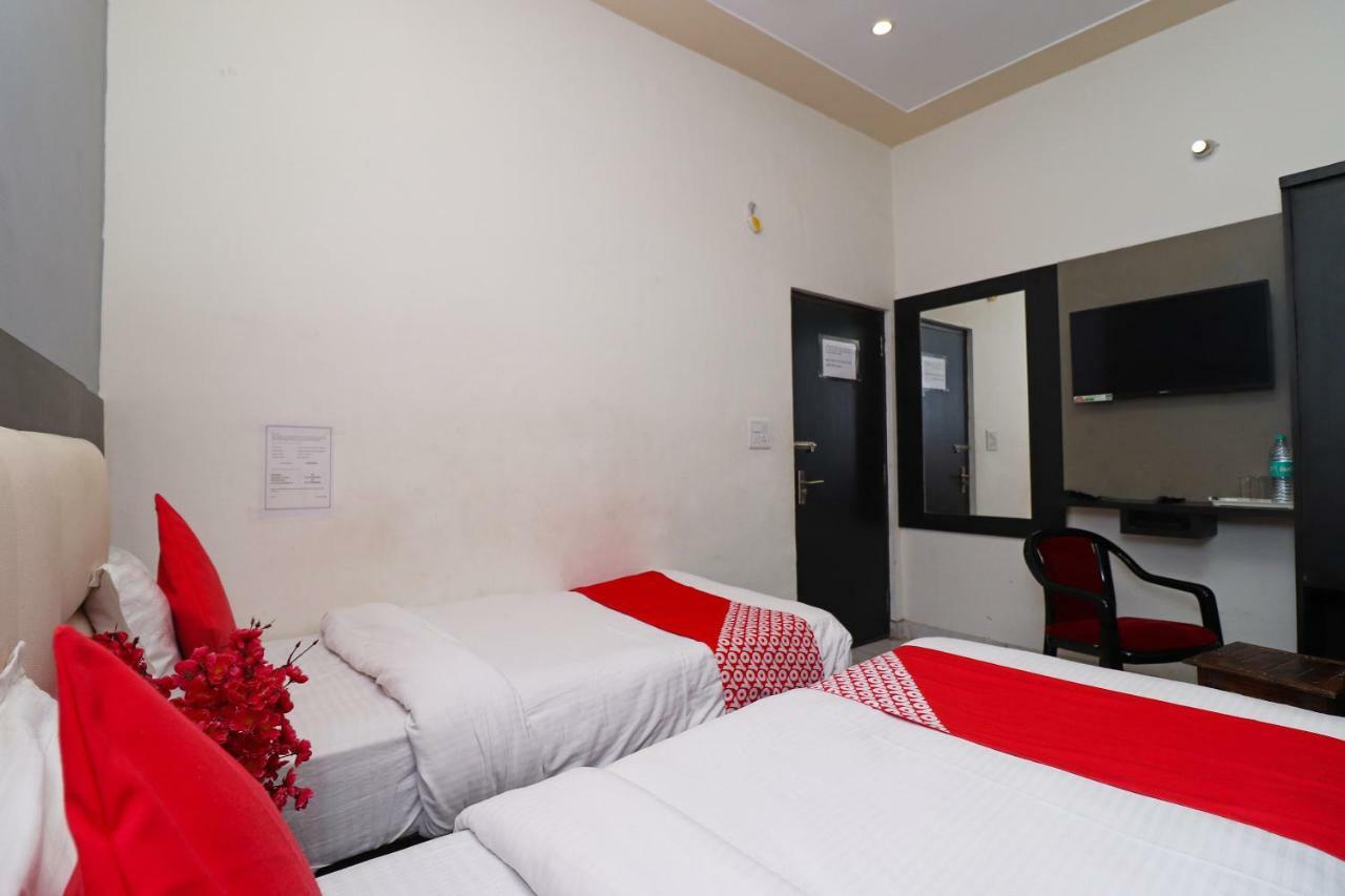 Отель Aaradhya Residency Агра Экстерьер фото