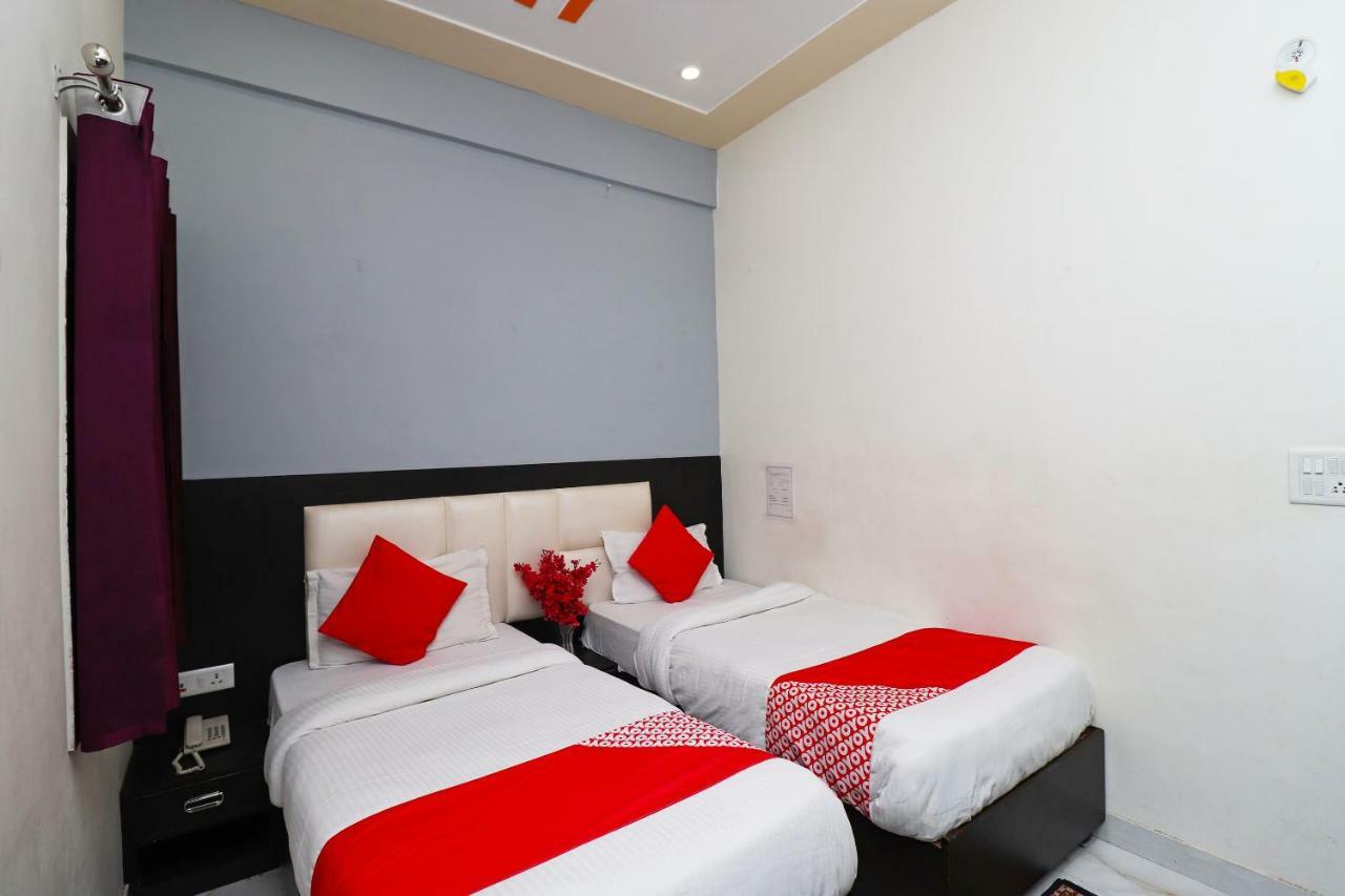 Отель Aaradhya Residency Агра Экстерьер фото