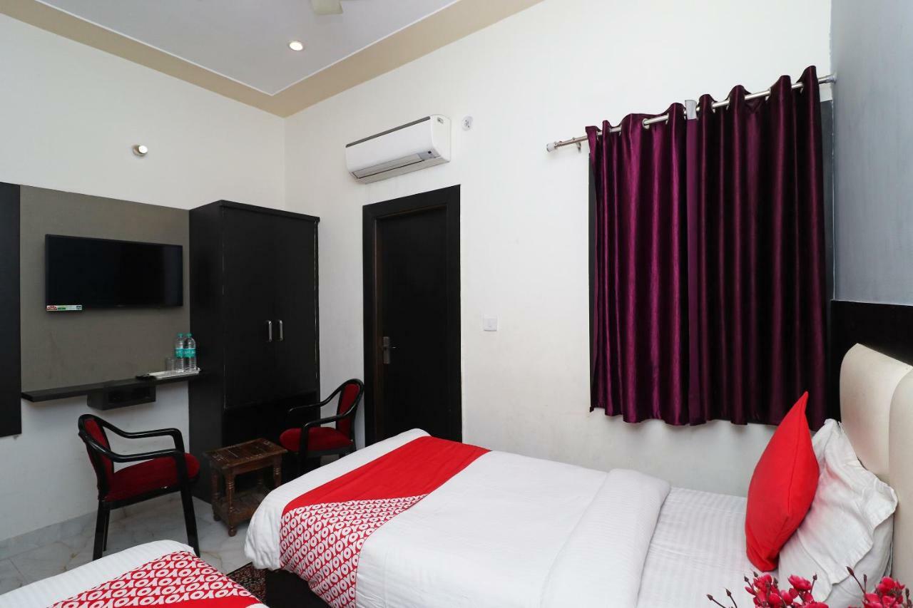 Отель Aaradhya Residency Агра Экстерьер фото