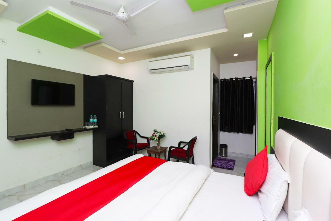 Отель Aaradhya Residency Агра Экстерьер фото