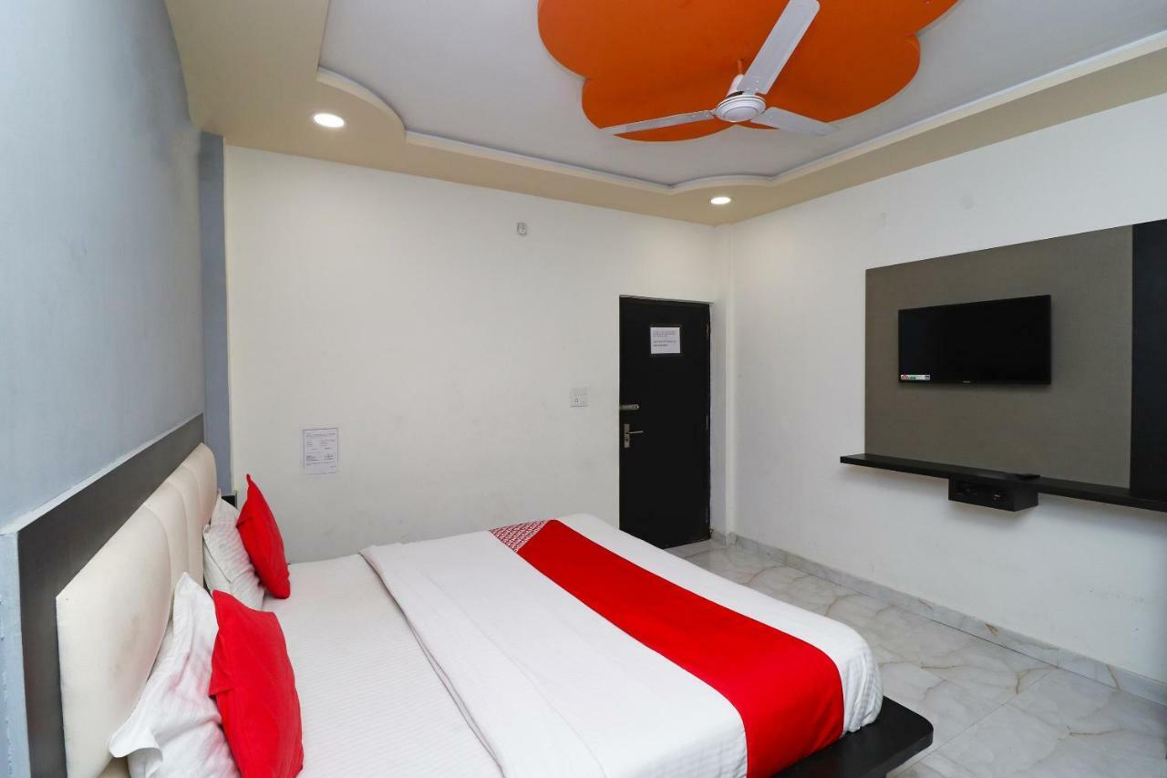 Отель Aaradhya Residency Агра Экстерьер фото