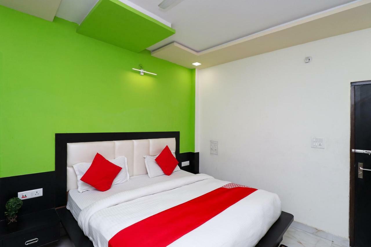 Отель Aaradhya Residency Агра Экстерьер фото