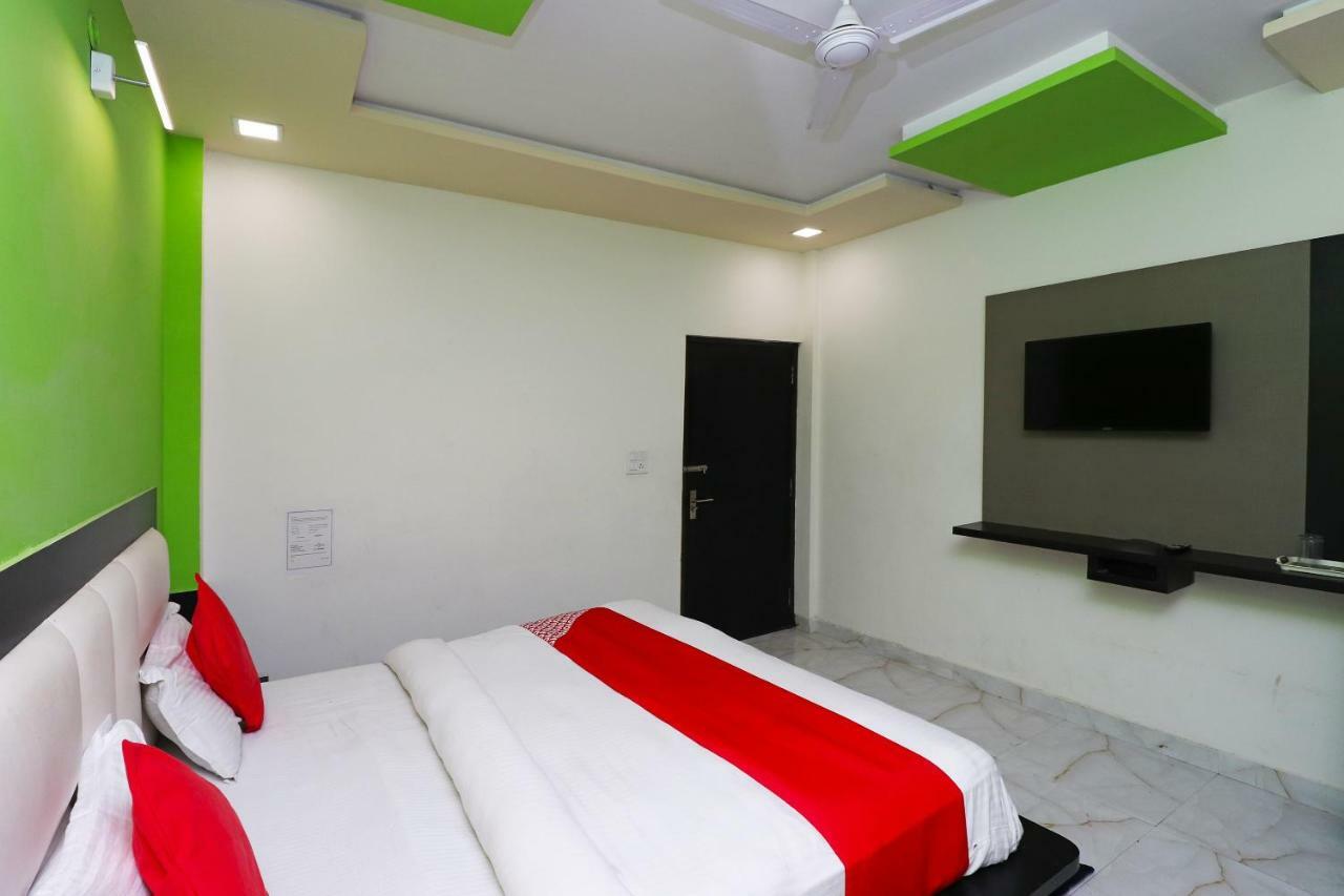 Отель Aaradhya Residency Агра Экстерьер фото