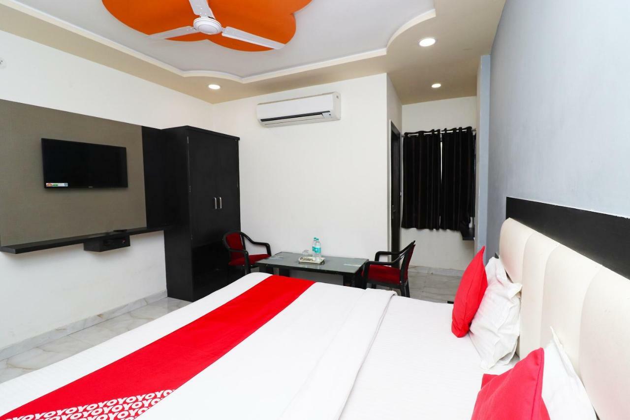 Отель Aaradhya Residency Агра Экстерьер фото