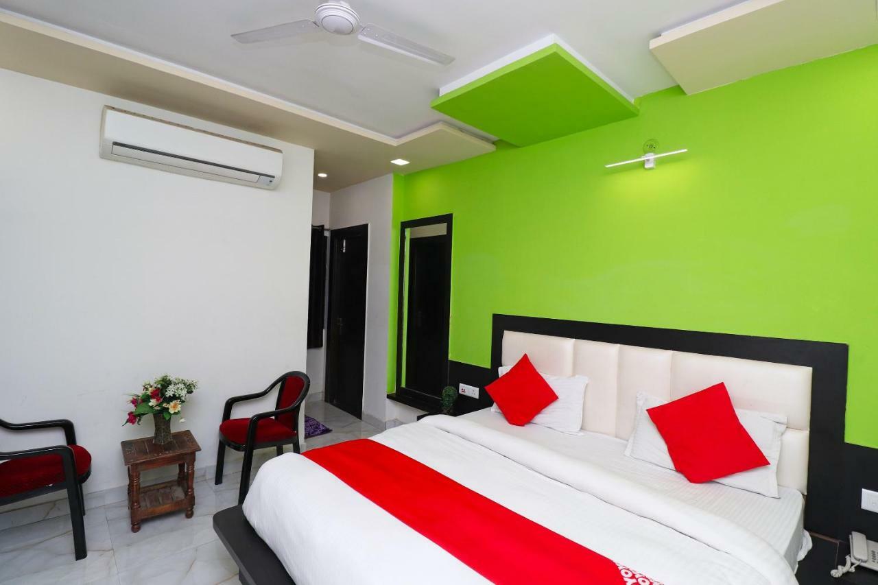 Отель Aaradhya Residency Агра Экстерьер фото