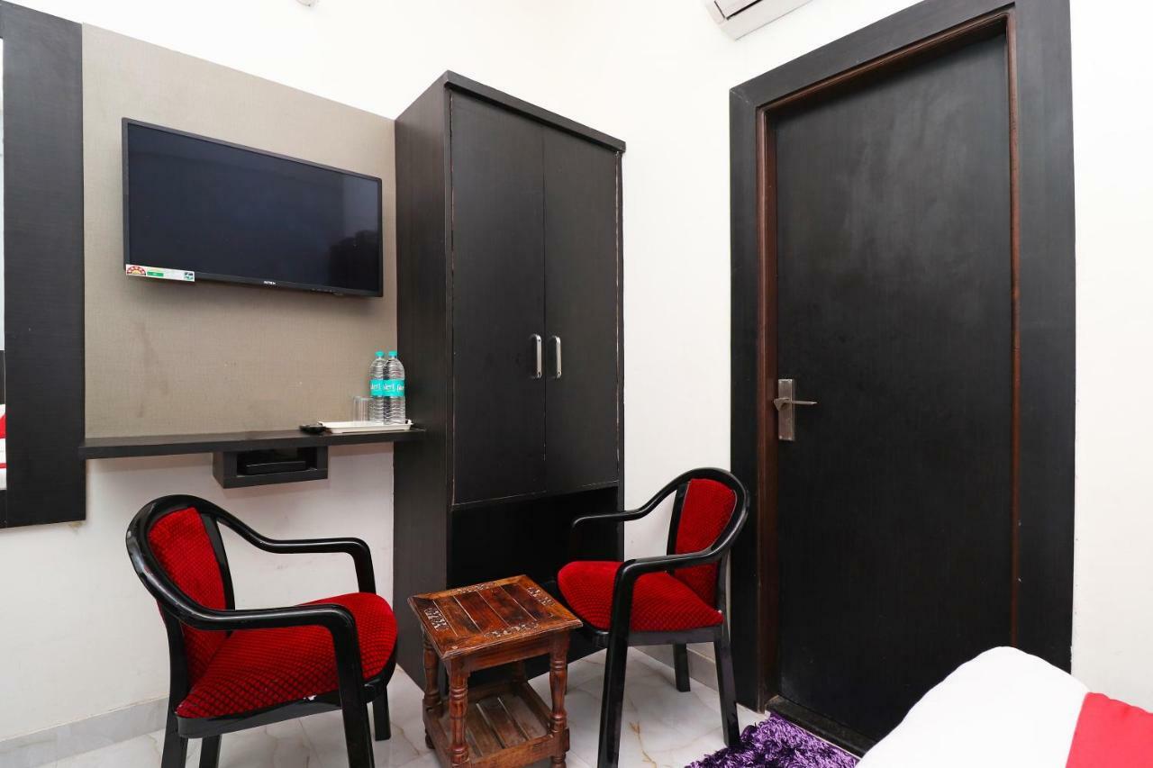 Отель Aaradhya Residency Агра Экстерьер фото